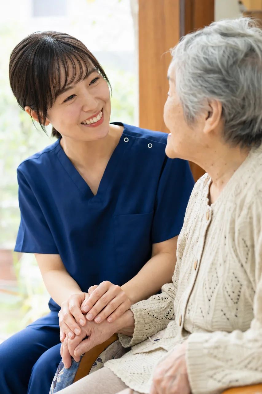 高齢者を訪問する看護師（ブログ記事用）。高齢者を訪問する看護師をテーマに、ブログ記事用として使いやすく構成した商用AI素材です。