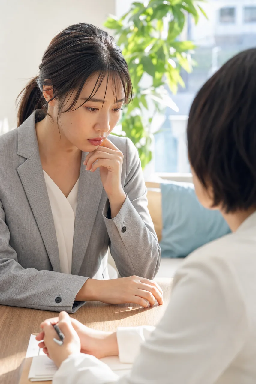 カウンセラーに心の健康を相談する会社員（ブログ記事用）。カウンセラーに心の健康を相談する会社員をテーマに、ブログ記事用として使いやすく構成した商用AI素材です。