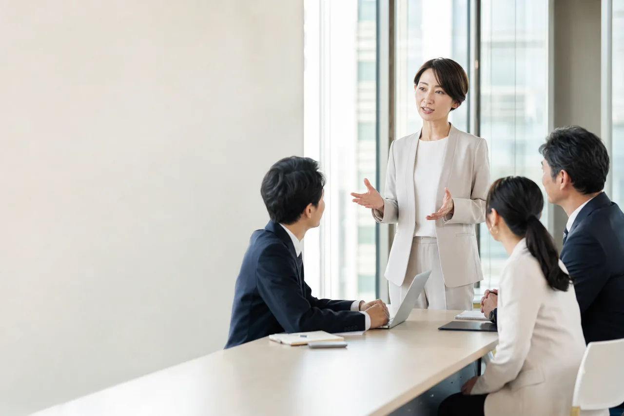 日本人女性管理職のリーダーシップ（パンフレット用）。日本人女性管理職のリーダーシップをテーマに、パンフレット用として使いやすく構成した商用AI素材です。