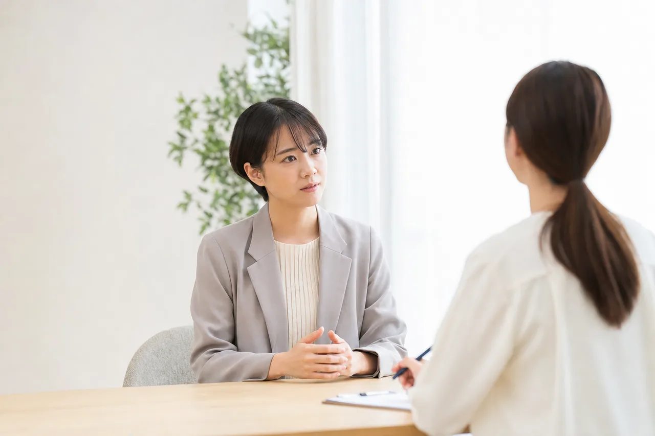 カウンセラーに心の健康を相談する会社員（パンフレット用）。カウンセラーに心の健康を相談する会社員をテーマに、パンフレット用として使いやすく構成した商用AI素材です。
