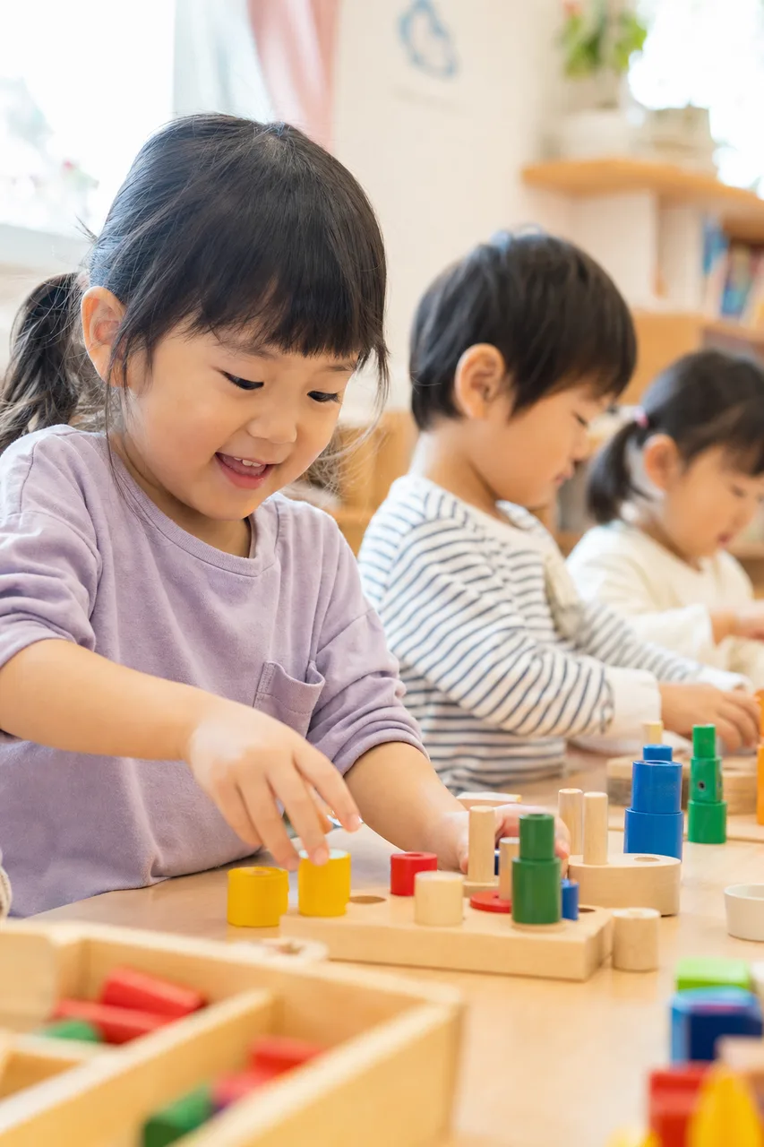 保育園で遊びながら学ぶ子どもたち（パンフレット用）。保育園で遊びながら学ぶ子どもたちをテーマに、パンフレット用として使いやすく構成した商用AI素材です。