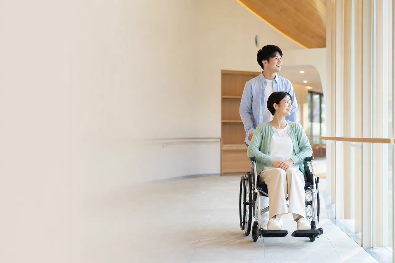 車椅子でバリアフリー施設を利用する人（パンフレット用）。車椅子でバリアフリー施設を利用する人をテーマに、パンフレット用として使いやすく構成した商用AI素材です。