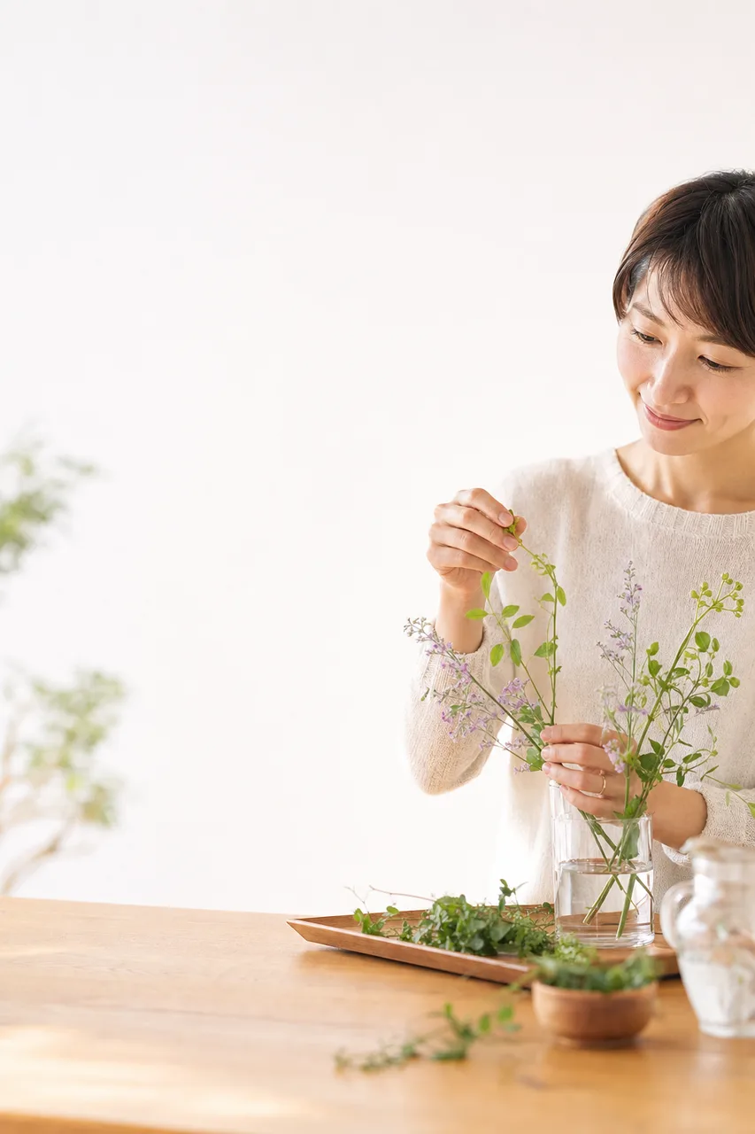 広告見出し用の余白が広いミニマル背景（パンフレット用）。広告見出し用の余白が広いミニマル背景をテーマに、パンフレット用として使いやすく構成した商用AI素材です。