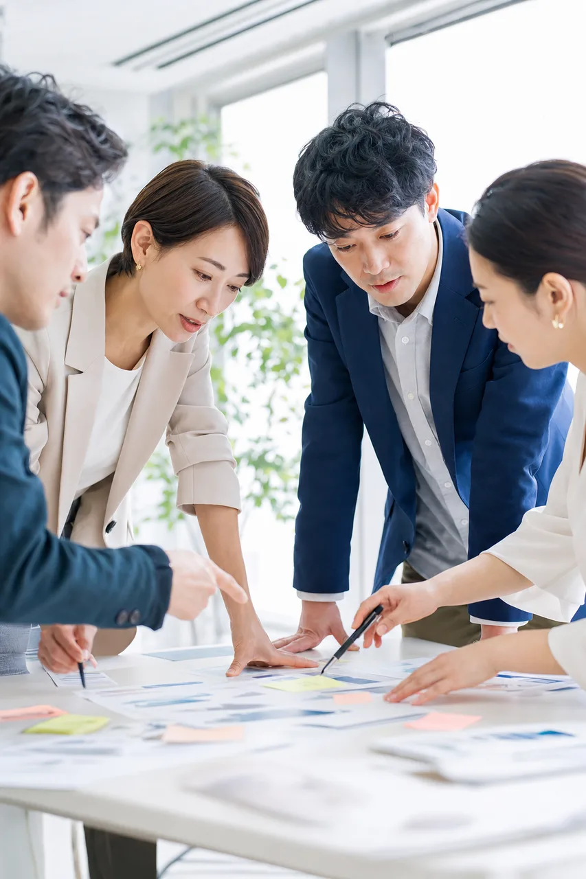日本の中小企業の具体的な企画会議（動画サムネイル用）。日本の中小企業の具体的な企画会議をテーマに、動画サムネイル用として使いやすく構成した商用AI素材です。