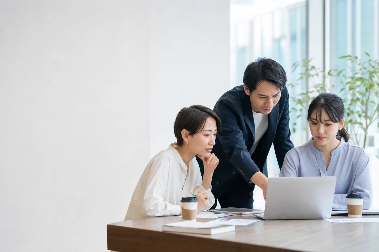 マーケティングデータを分析するチーム（動画サムネイル用）。マーケティングデータを分析するチームをテーマに、動画サムネイル用として使いやすく構成した商用AI素材です。
