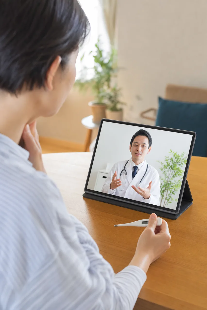 自宅でオンライン診療を受ける患者（動画サムネイル用）。自宅でオンライン診療を受ける患者をテーマに、動画サムネイル用として使いやすく構成した商用AI素材です。