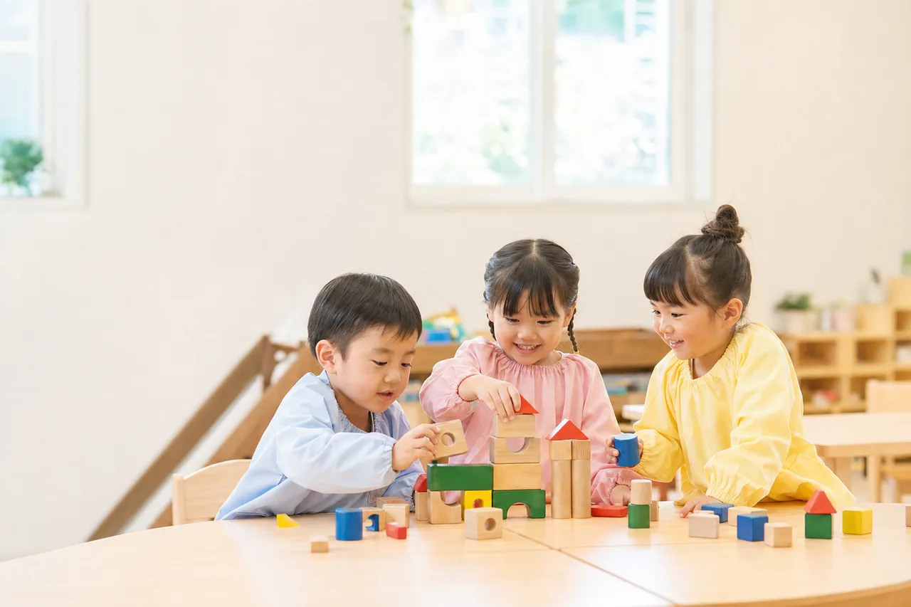 保育園で遊びながら学ぶ子どもたち（動画サムネイル用）。保育園で遊びながら学ぶ子どもたちをテーマに、動画サムネイル用として使いやすく構成した商用AI素材です。