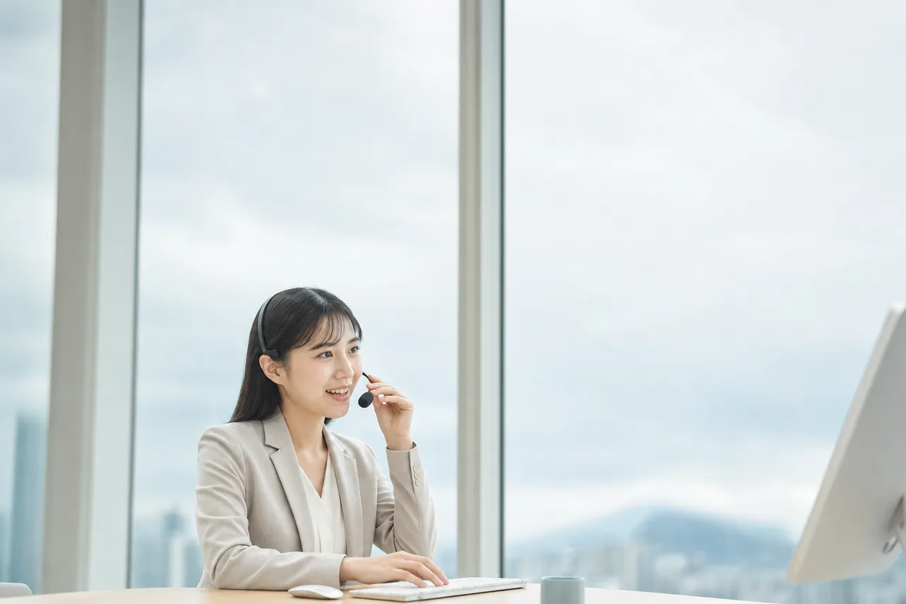 日本人のカスタマーサポート担当者（縦型コンテンツ用）。日本人のカスタマーサポート担当者をテーマに、縦型コンテンツ用として使いやすく構成した商用AI素材です。