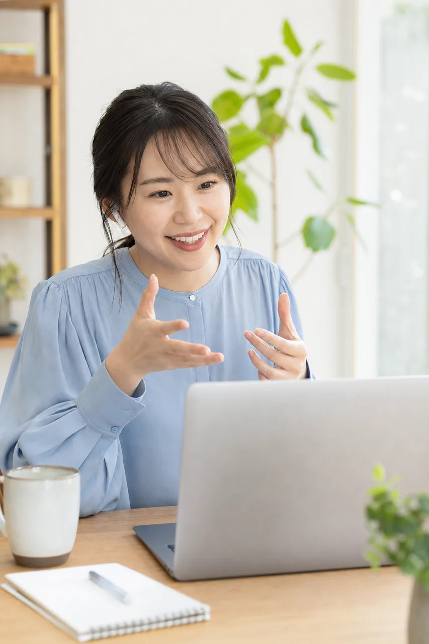 ハイブリッドワークでオンライン会議する社員（縦型コンテンツ用）。ハイブリッドワークでオンライン会議する社員をテーマに、縦型コンテンツ用として使いやすく構成した商用AI素材です。