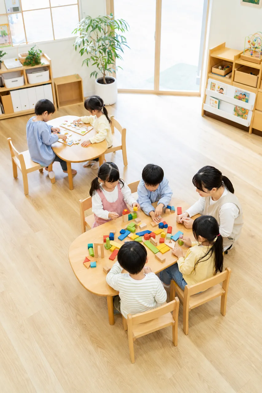 保育園で遊びながら学ぶ子どもたち（縦型コンテンツ用）。保育園で遊びながら学ぶ子どもたちをテーマに、縦型コンテンツ用として使いやすく構成した商用AI素材です。