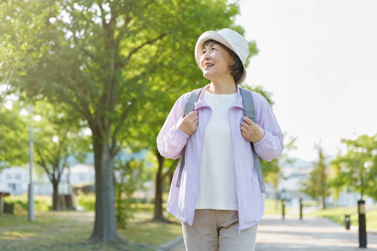 地域で生き生きと活動するシニア（縦型コンテンツ用）。地域で生き生きと活動するシニアをテーマに、縦型コンテンツ用として使いやすく構成した商用AI素材です。