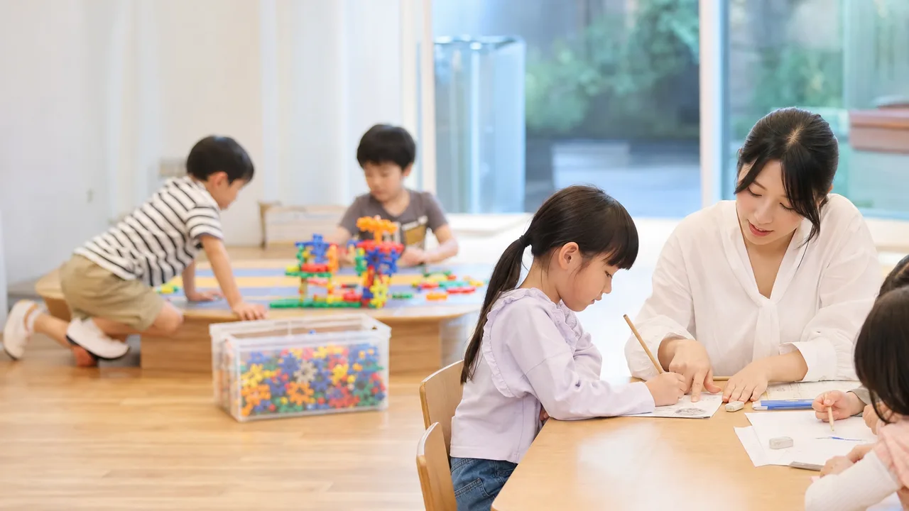 学童保育で過ごす日本人の子どもたち（横長・コピースペース）。学童保育、放課後、子育て支援、子どもの生活の記事向け素材です。