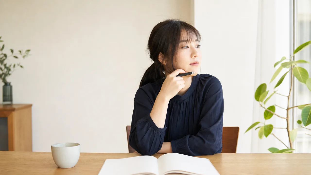 日記を書く日本人（横長・コピースペース）。日記、ジャーナリング、自分時間、振り返りの記事や案内に使える商用素材です。