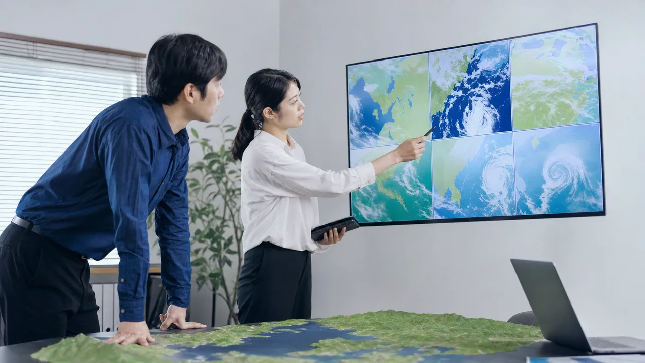衛星データを分析する日本人研究者（横長・コピースペース）。衛星データ、リモートセンシング、地理空間情報、データ分析の記事や案内に使える商用素材です。
