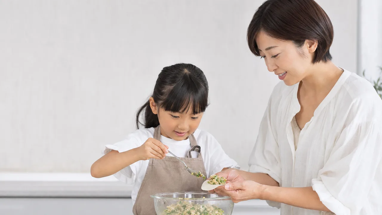 餃子を包む日本人家族（横長・コピースペース）。餃子、家庭料理、親子、食育の記事に使える素材です。