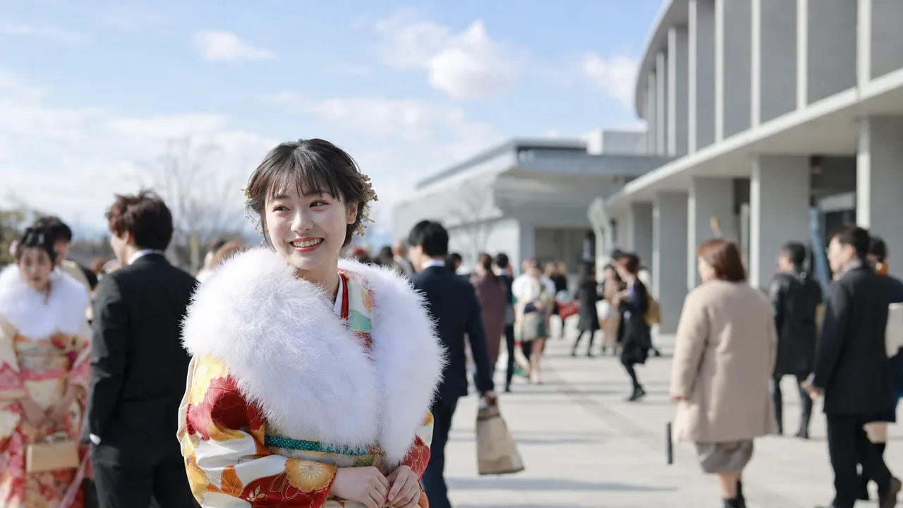 成人式を迎える日本人の若者（横長・コピースペース）。成人式、二十歳、家族、冬の行事の記事向け素材です。