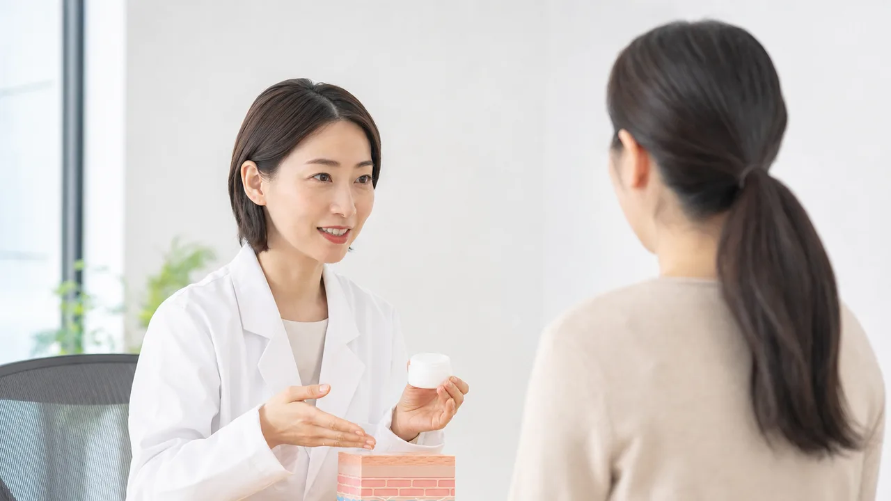 皮膚の健康を相談する日本人（横長・コピースペース）。皮膚科相談、スキンケア、皮膚の健康、乾燥肌の記事や案内に使える商用素材です。