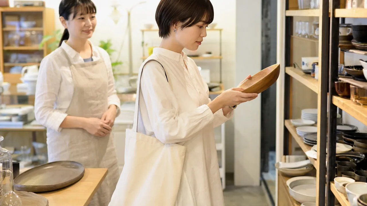 リユースショップを利用する日本人（横長・コピースペース）。リユースショップ、中古品、買い物、循環型社会の記事向け素材です。