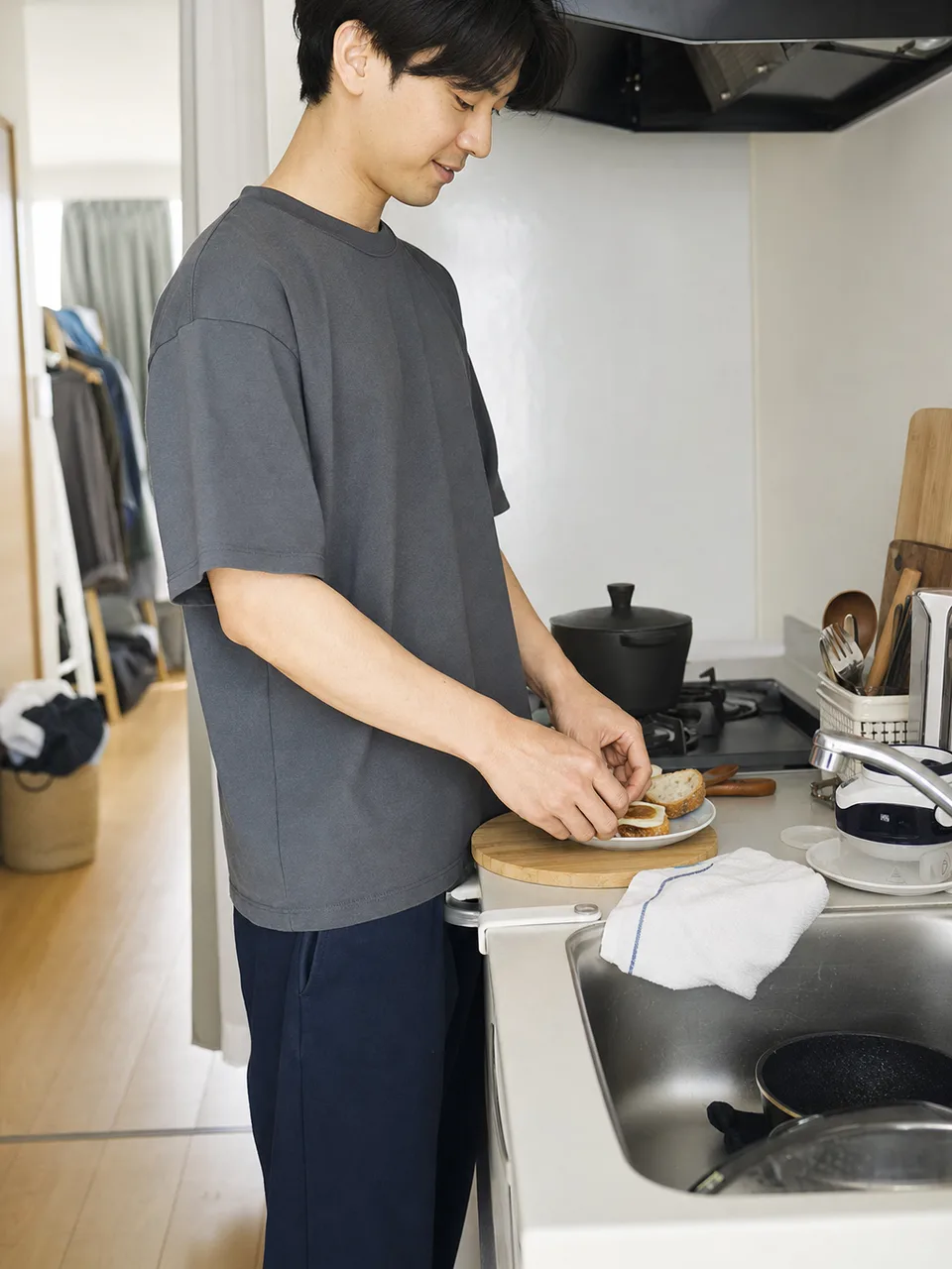 若い日本人男性の日常（自然な縦位置写真）。若い男性、一人時間、日常、ライフスタイルの記事向け素材です。