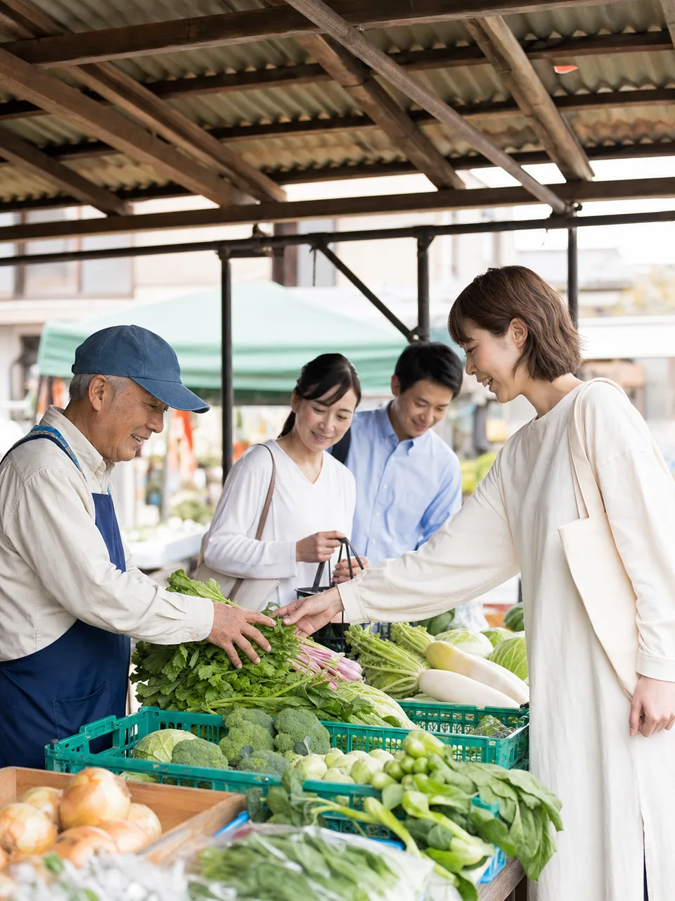 旬の野菜を選ぶ日本人（自然な縦位置写真）。直売所、旬の野菜、農産物、地産地消の記事や案内に使える商用素材です。