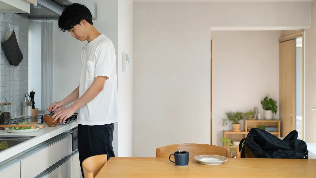若い日本人男性の日常（横長・コピースペース）。若い男性、一人時間、日常、ライフスタイルの記事向け素材です。
