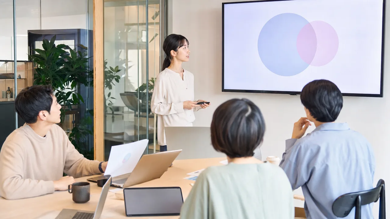 事業提案を練習する日本人スタートアップ（横長・コピースペース）。ピッチ練習、事業提案、スタートアップ、起業の記事や案内に使える商用素材です。