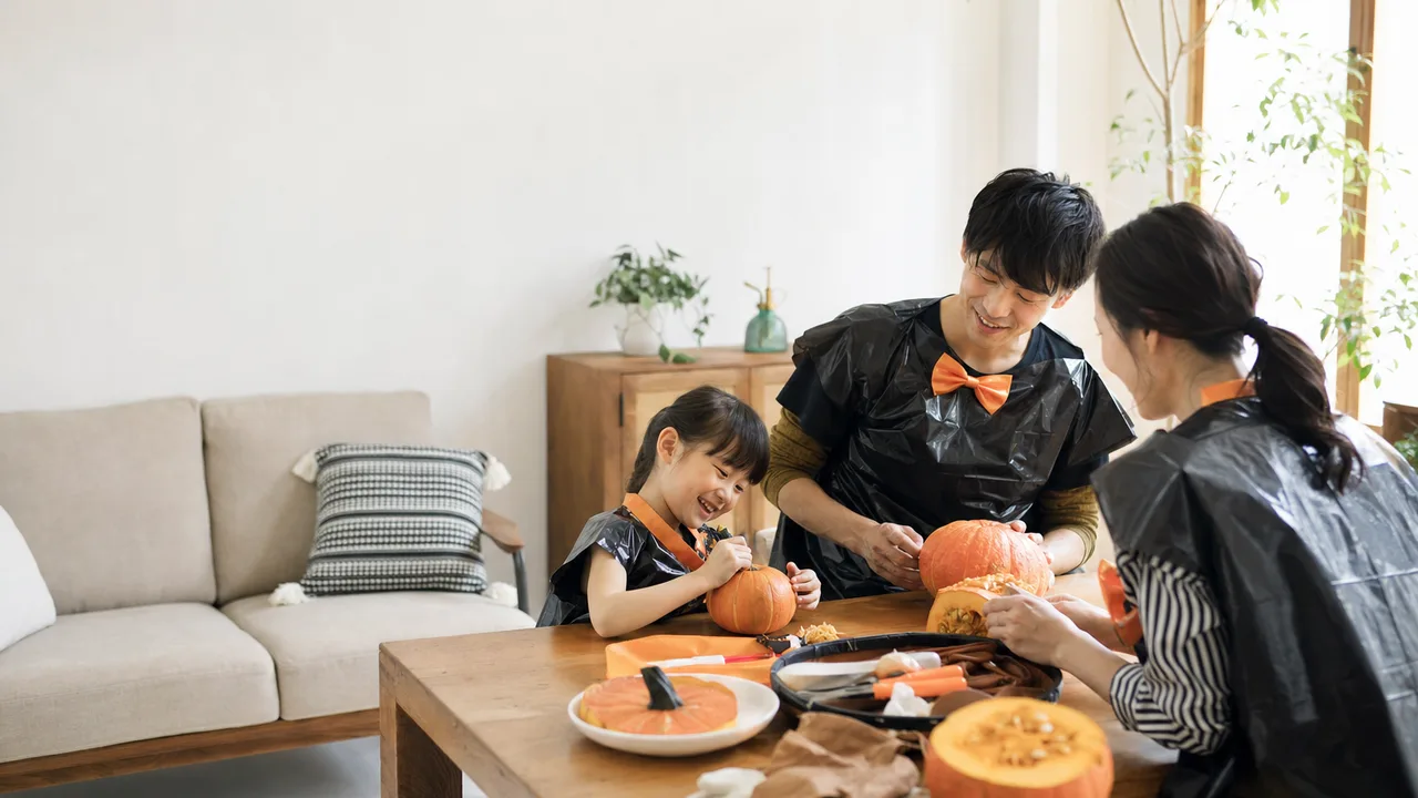 家族で楽しむハロウィン（横長・コピースペース）。秋のイベント、子育て、地域行事の告知に使える、明るく安全なハロウィン素材です。