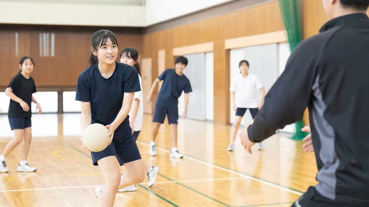 部活動に励む日本人中高生（横長・コピースペース）。部活動、中学生、高校生、チームワークの記事向け素材です。