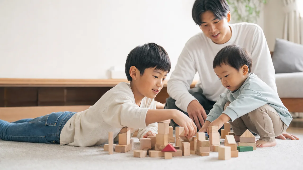一緒に遊ぶ日本人の兄弟（横長・コピースペース）。兄弟、きょうだい、子ども、協力をテーマにした記事向け素材です。