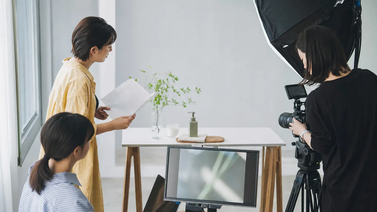 動画制作に取り組む日本人チーム（横長・コピースペース）。動画制作、映像クリエイター、撮影、編集の記事向け素材です。