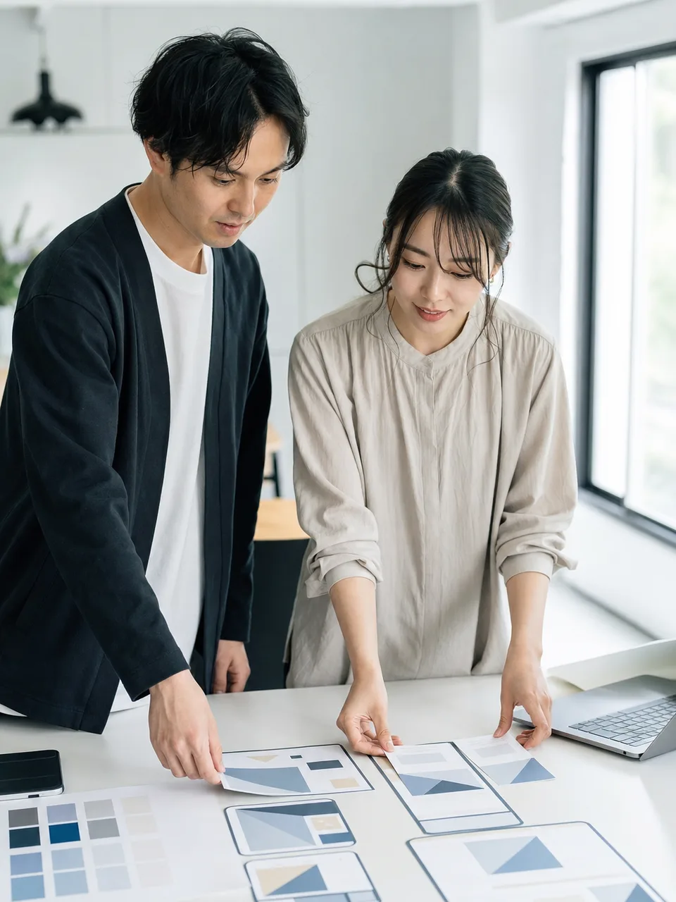 ウェブサイトを設計する日本人デザイナー（自然な縦位置写真）。ウェブデザイナー、サイト制作、UIデザイン、クリエイティブの記事向け素材です。