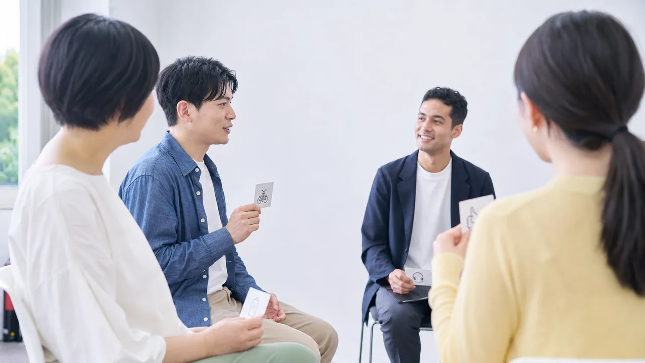 英会話教室で学ぶ日本人（横長・コピースペース）。英会話教室、語学学習、大人の学び、コミュニケーションの記事向け素材です。