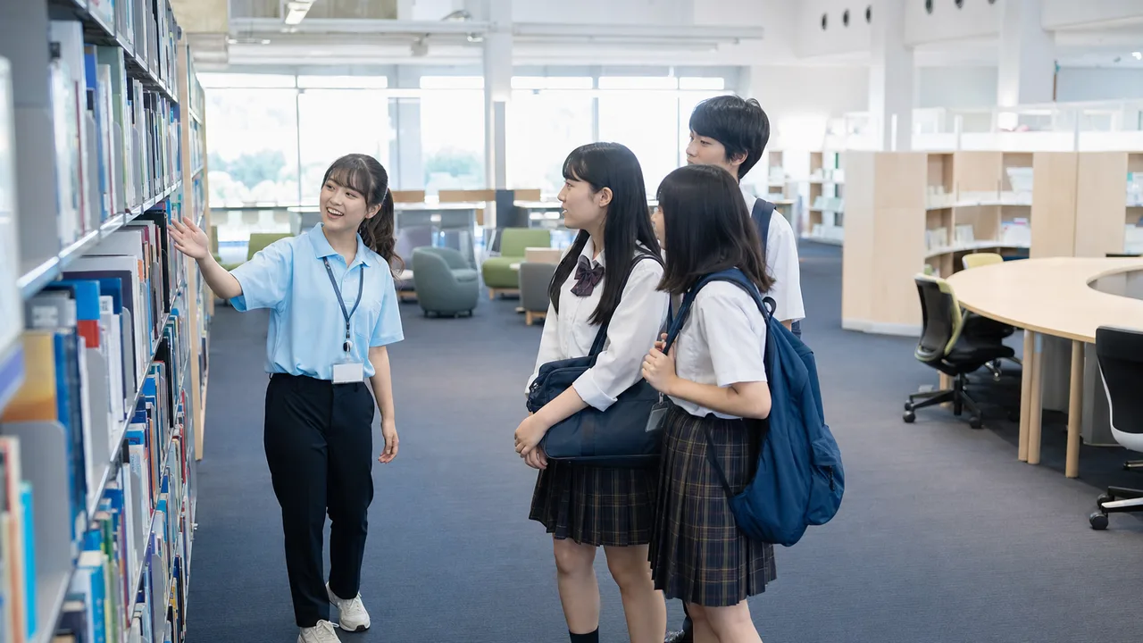 オープンキャンパスを見学する日本人高校生（横長・コピースペース）。オープンキャンパス、大学選び、高校生、進路の記事向け素材です。