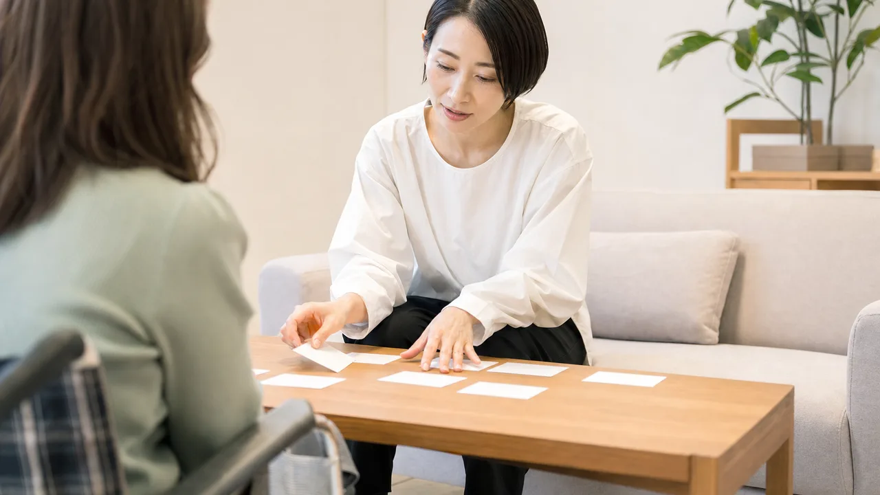 生活相談に寄り添う日本人社会福祉士（横長・コピースペース）。社会福祉士、生活相談、地域福祉、支援窓口の記事向け素材です。