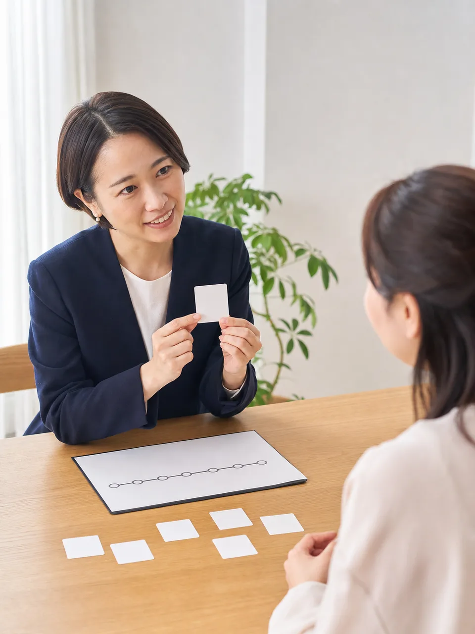 保障を説明する日本人保険担当者（自然な縦位置写真）。保険営業、保障相談、ライフプラン、金融サービスの記事向け素材です。