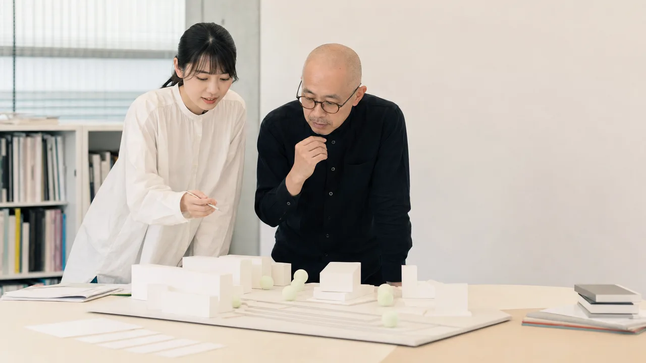 研究指導を受ける日本人大学院生（横長・コピースペース）。大学院生、研究指導、指導教員、論文指導の記事や案内に使える商用素材です。