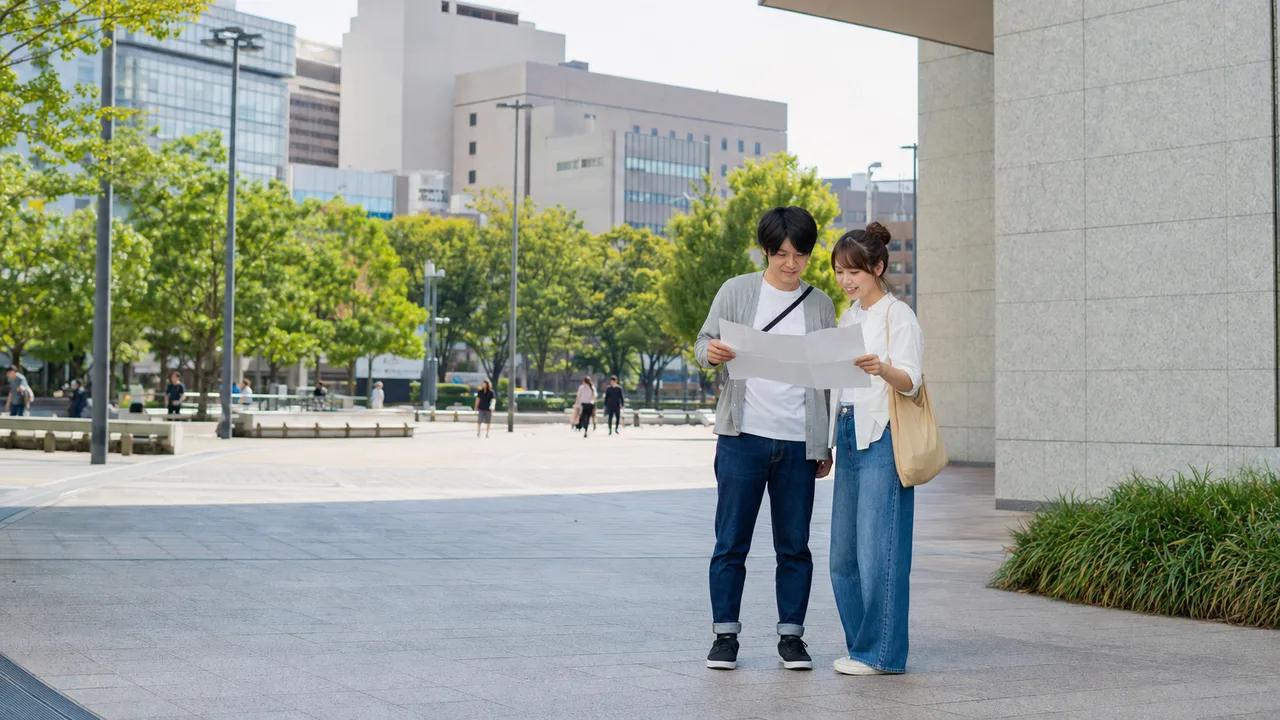 名古屋の街を巡る日本人旅行者（横長・コピースペース）。名古屋、都市観光、街歩き、中部旅行の記事向け素材です。