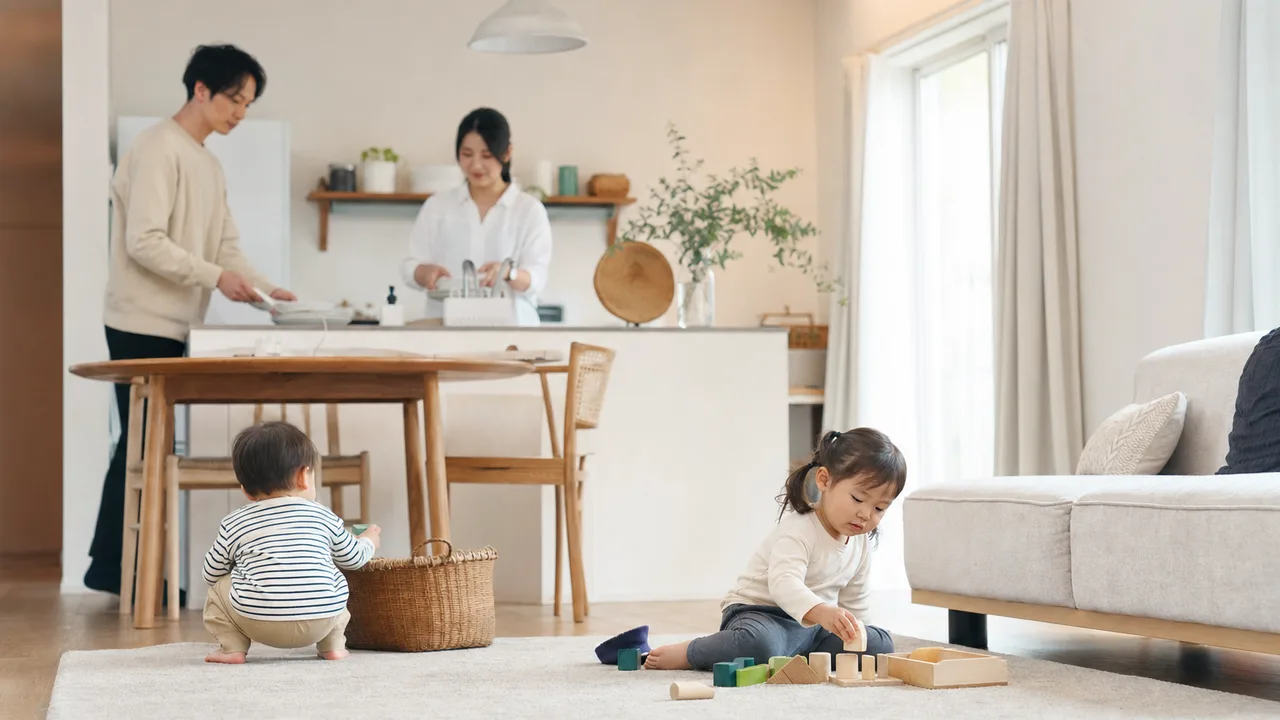 双子を育てる日本人家族（横長・コピースペース）。双子、育児、子育て、家族の日常を伝える記事向け素材です。