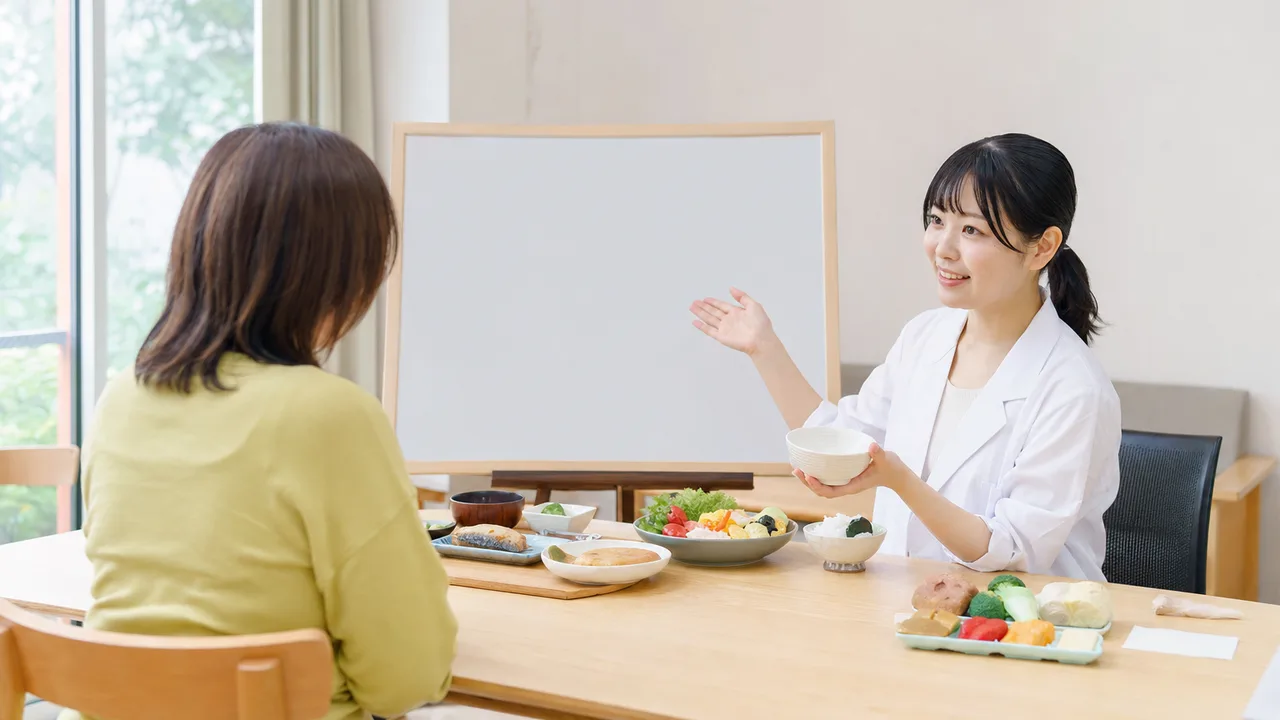 食生活を支援する日本人栄養士（横長・コピースペース）。栄養士、食事相談、健康づくり、生活習慣の記事向け素材です。
