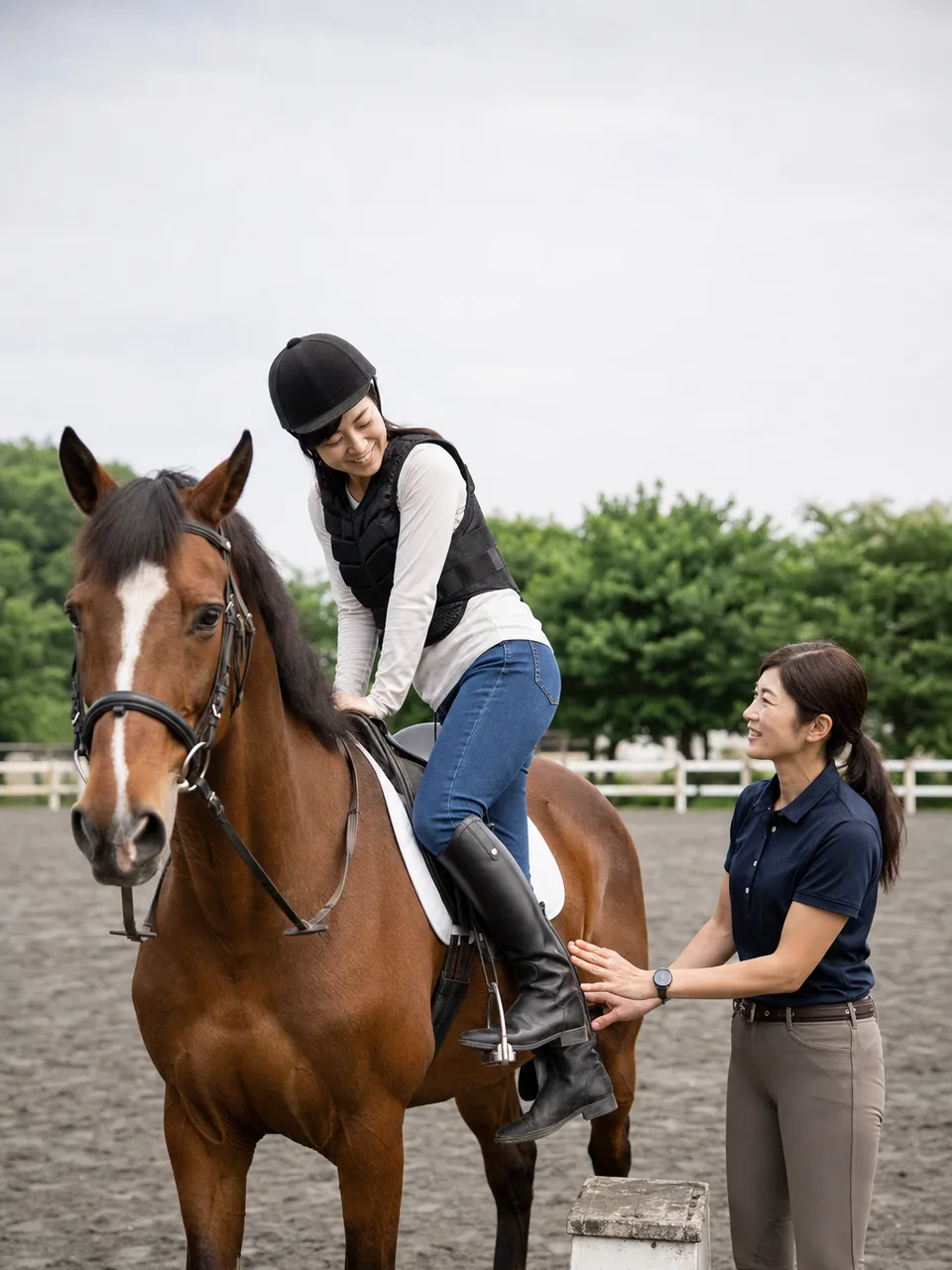 乗馬を学ぶ日本人（自然な縦位置写真）。馬、乗馬、レッスン、動物との関わりの記事向け素材です。