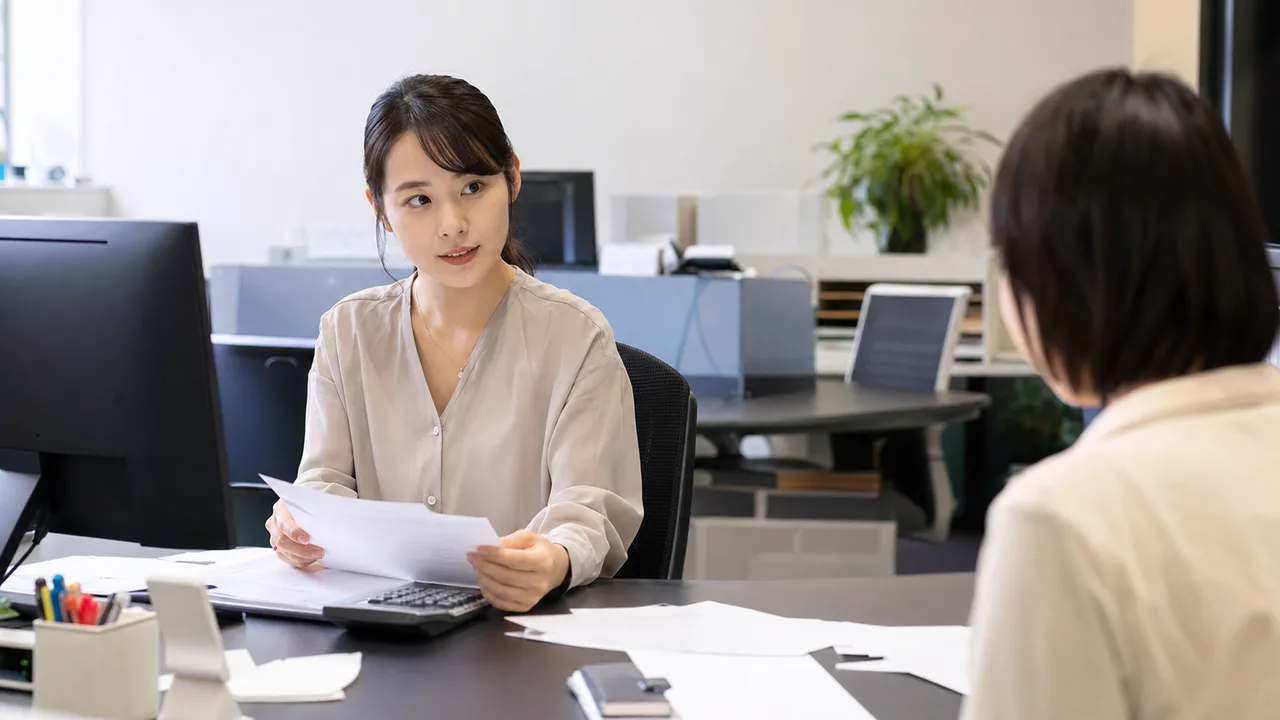 事務職として働く日本人会社員（横長・コピースペース）。事務職、オフィスワーク、書類整理、業務支援の記事向け素材です。