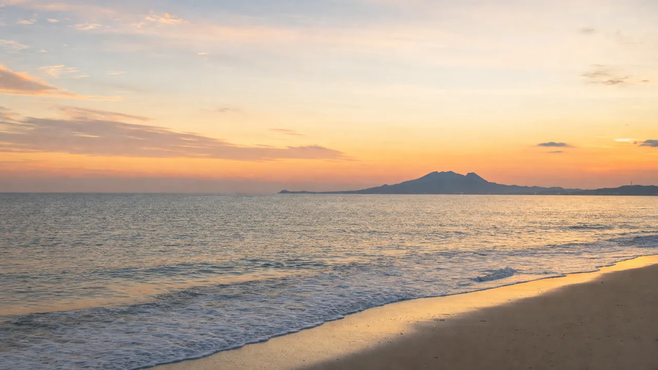 海岸に広がる夕焼けの背景（横長・余白背景）。夕焼け、海岸、海、自然背景に使える素材です。