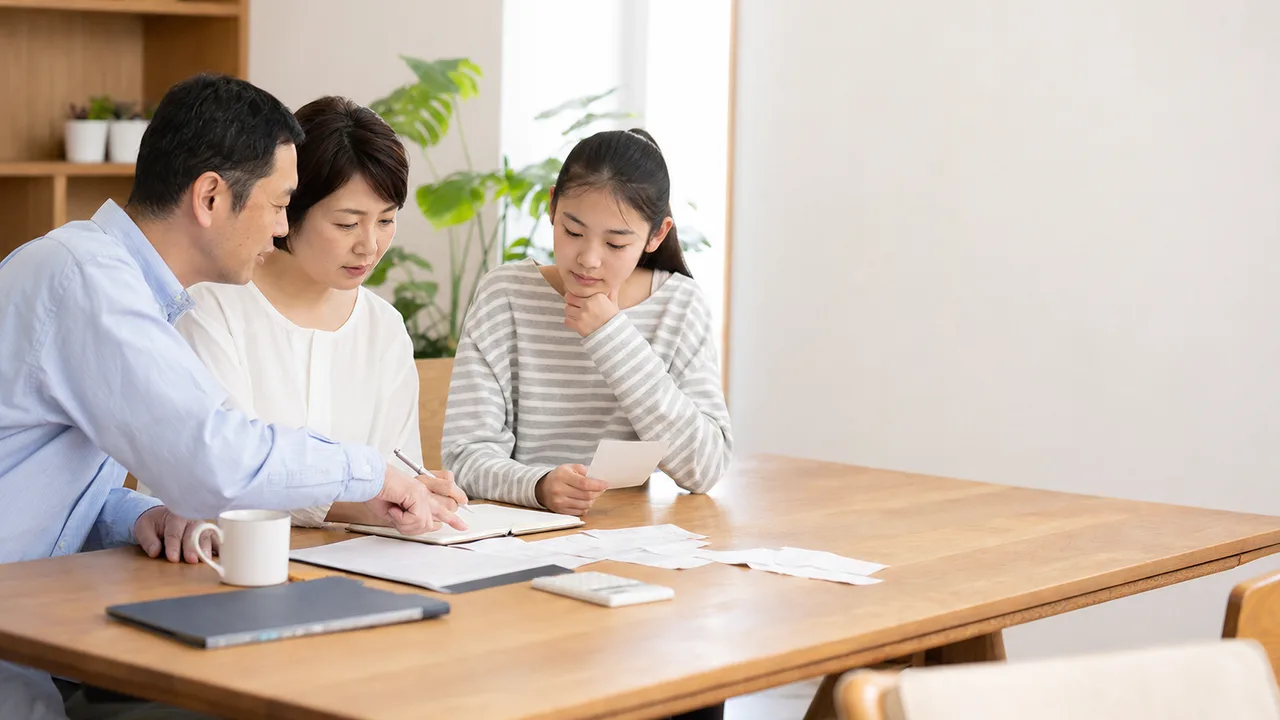 家計管理をする日本人家族（横長・コピースペース）。家計管理、家計簿、生活費、家族の話し合いの記事向け素材です。