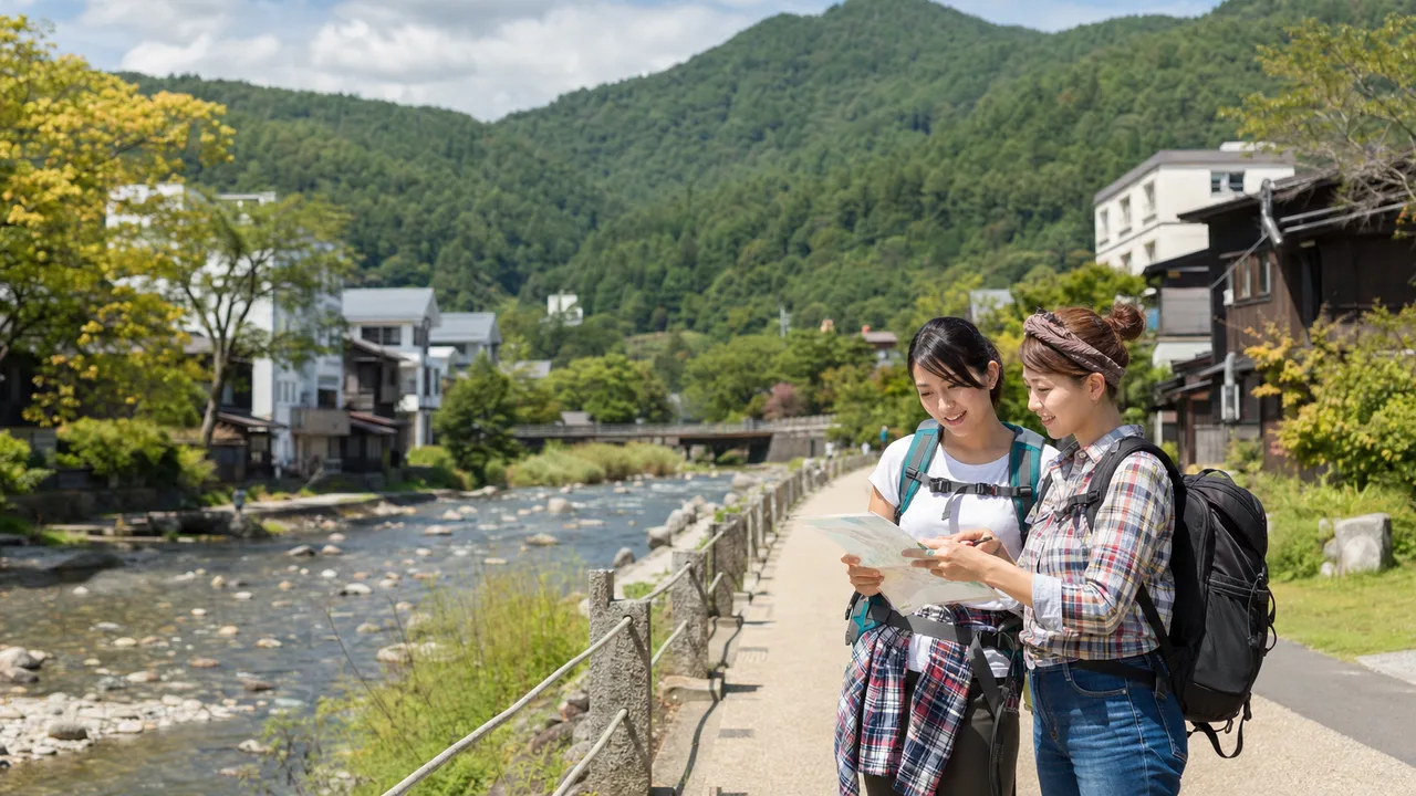 長野の山あいを旅する日本人（横長・コピースペース）。長野、山岳風景、温泉町、地域旅行の記事向け素材です。