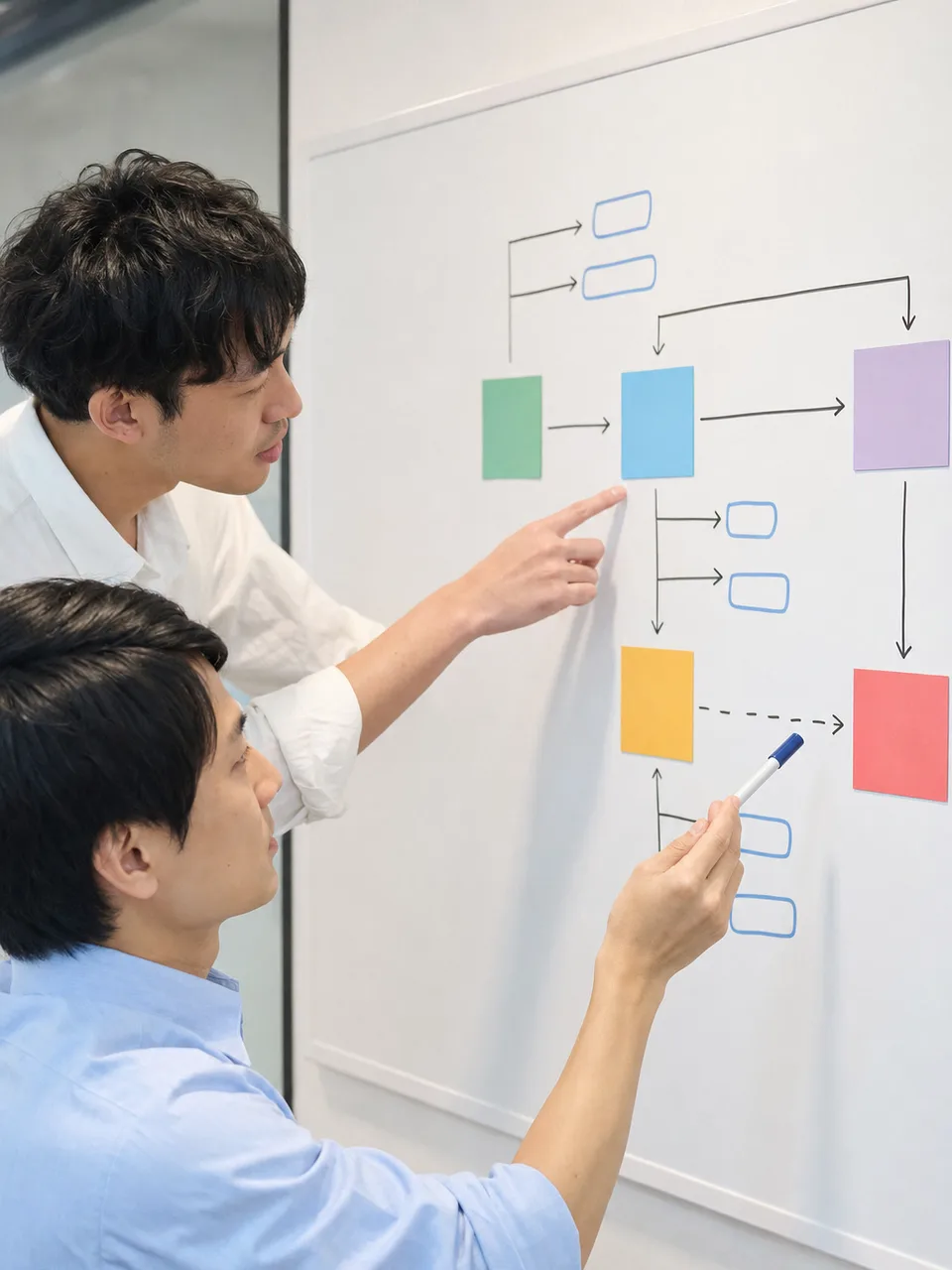 API設計をレビューする日本人技術者（自然な縦位置写真）。API設計、ソフトウェア開発、システム連携、設計レビューの記事や案内に使える商用素材です。