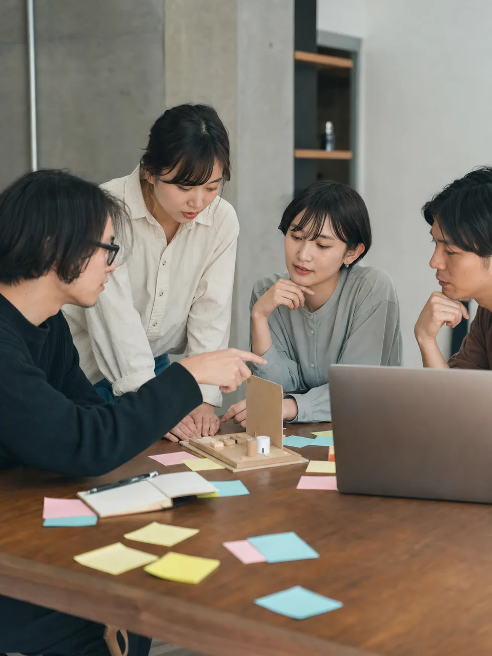 事業を立ち上げるスタートアップチーム（自然な縦位置写真）。起業、新規事業、資金調達、チーム形成を伝えられる企画場面です。