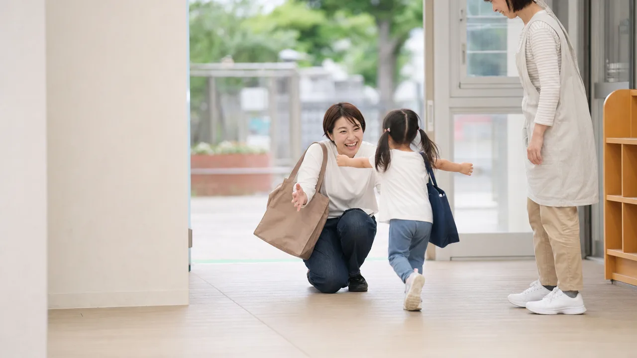 保育園へ迎えに行く日本人保護者（横長・コピースペース）。保育園送迎、子育て、共働き、保育士の記事向け素材です。