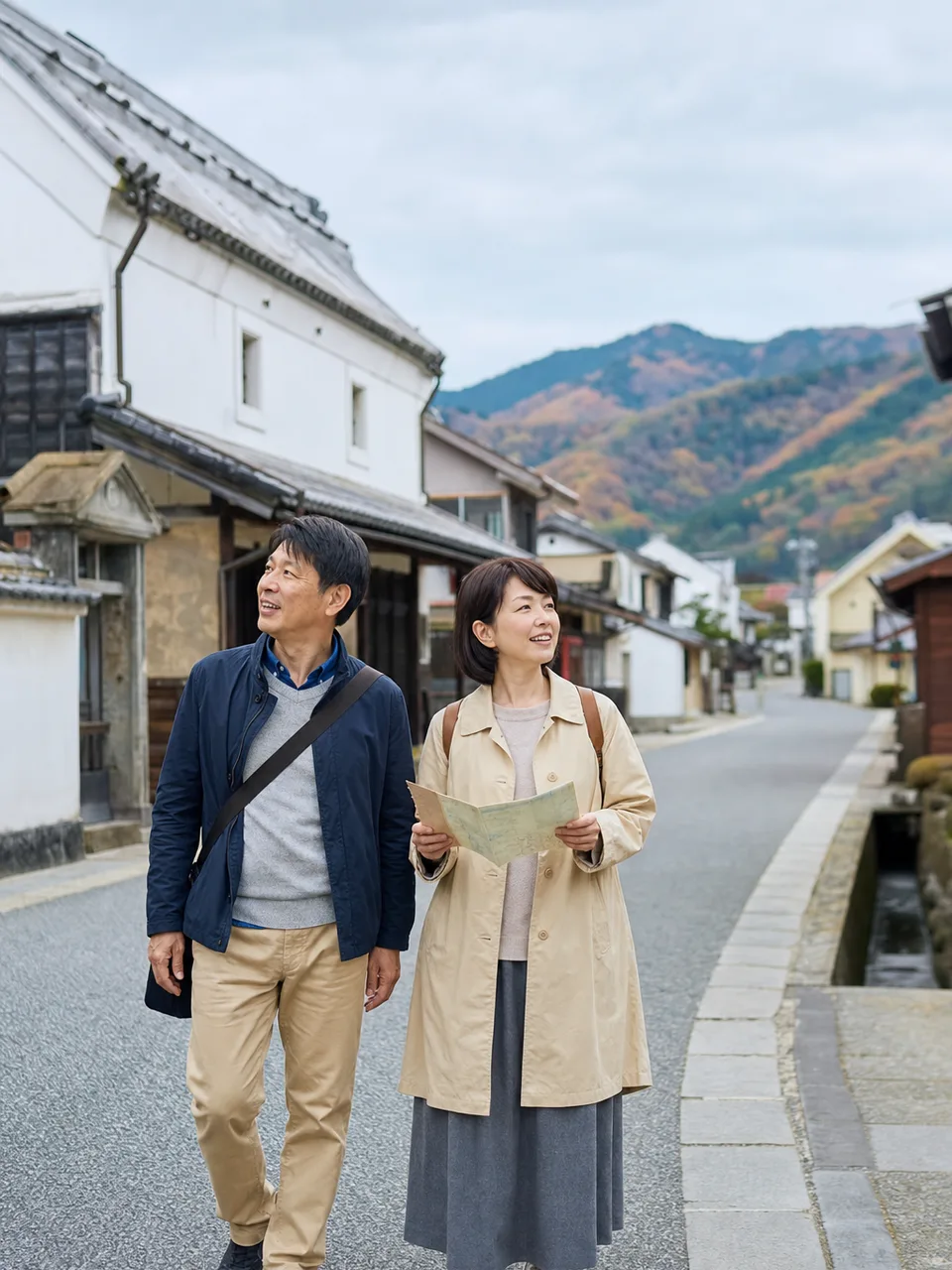 福島の会津の町を巡る旅行者（自然な縦位置写真）。福島旅行、会津、蔵の町、東北旅行の記事や案内に使える商用素材です。