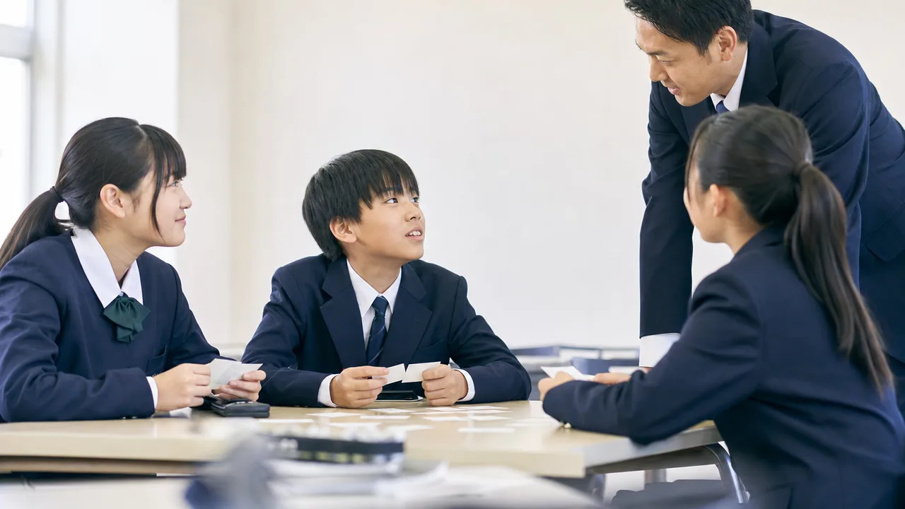 授業を進める日本人中学校教師（横長・コピースペース）。中学校教師、授業、学校教育、生徒の学びの記事向け素材です。