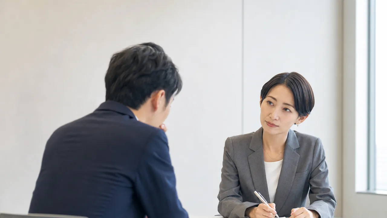 職場の悩みを相談する会社員（横長・コピースペース）。ハラスメント対策、社内相談窓口、労務、メンタルケアの記事向け素材です。
